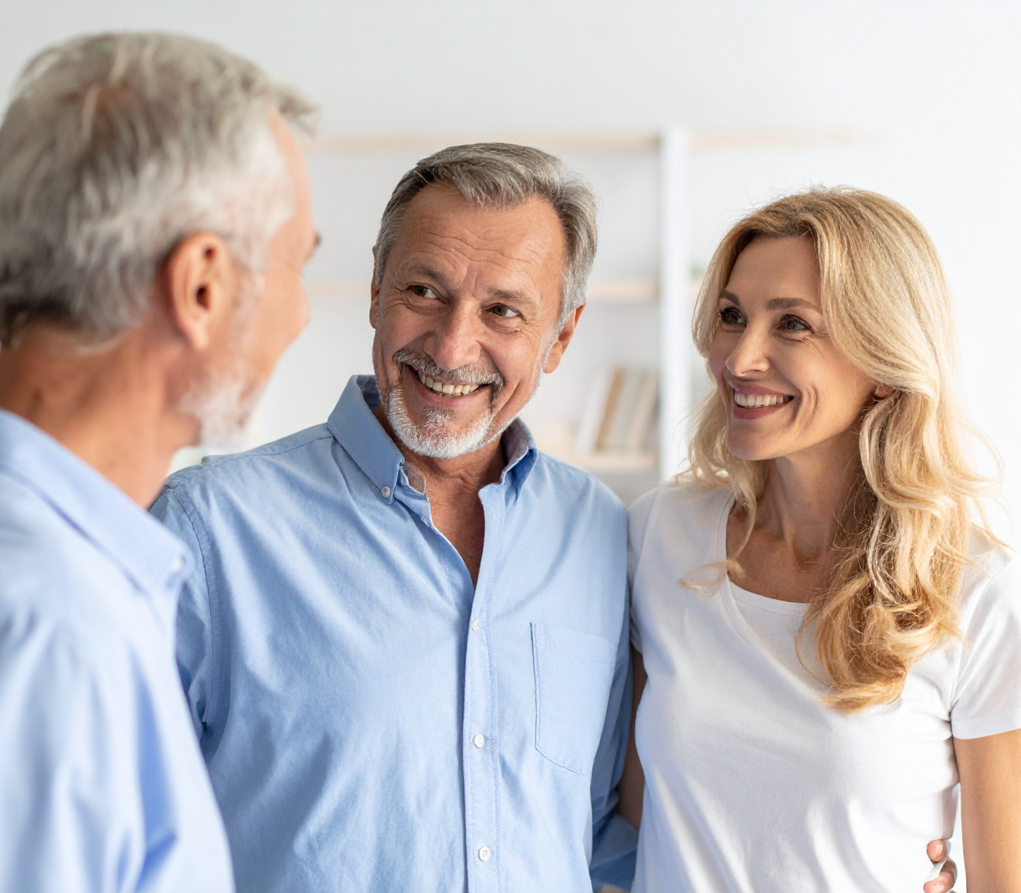 Coach im Gespräch mit Ehepaar