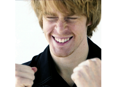 Symbolbild für persönliches Wachstum: triumphierender Mann, © Canva.com