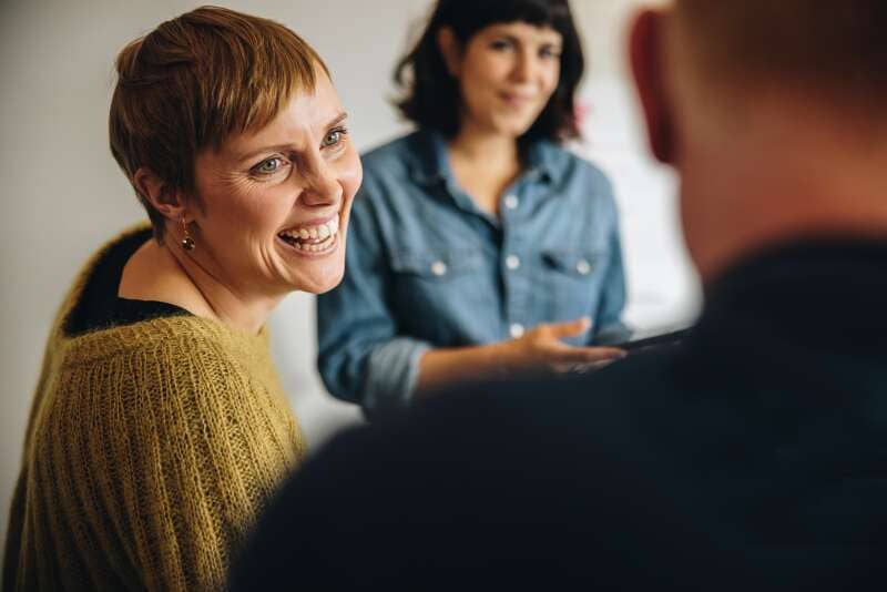 Beratung von 2 Klientinnen, Lizenz ©iStock-1330553406