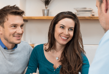 Junges Paar in Beratung Licence: canva.com