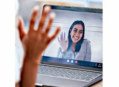 Desktop-Image von lachender Frau, eine hand winkt, symbolisch für Oneline-Coaching