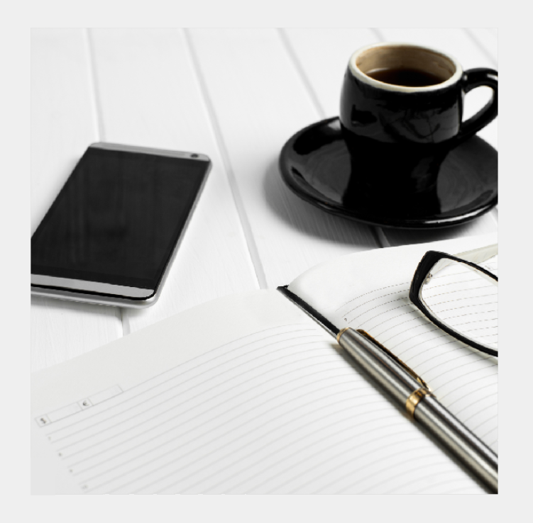 Online-Coaching-Symbolbild: Kaffeetasse, Handy, Notizbuch