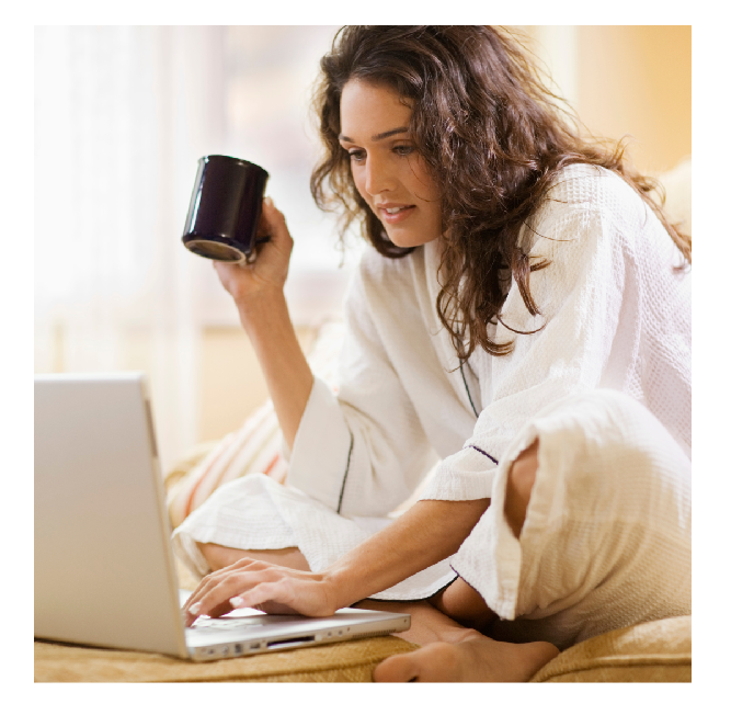 Frau beim Onlinecoaching mit Laptop und Kaffeetasse
