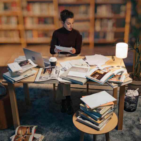 Symbolbild Prokrastination – unentschlossene Frau