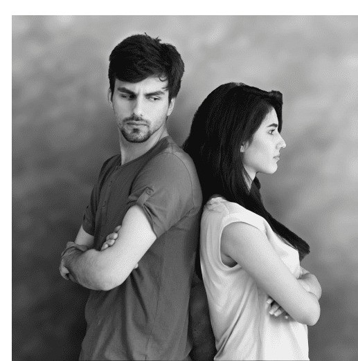 Paar steht Rücken an Rücken – Symbolbild für Distanz und Klärung