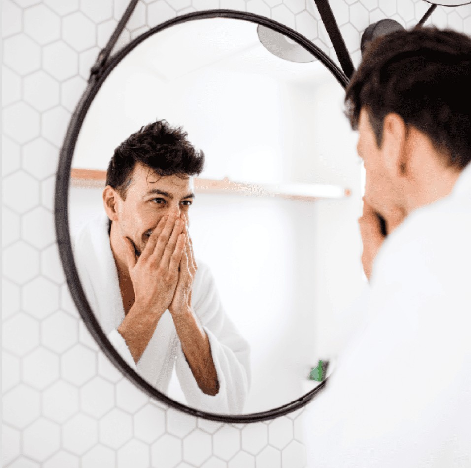 Selbst- und Fremdwahrnehmung – Mann vor Spiegel